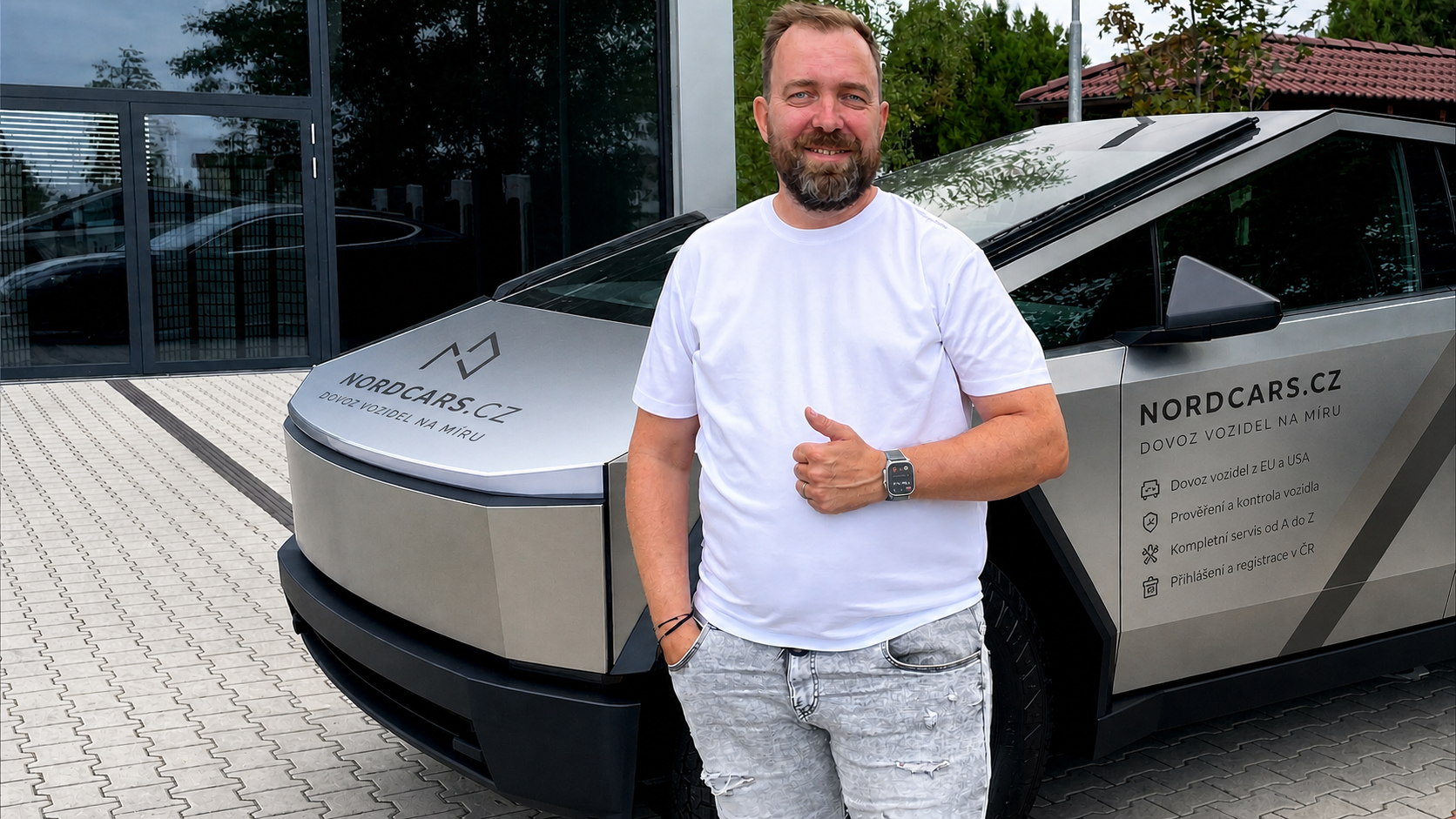 Jakub Šurman u Tesly Cybertruck s polepem Nordcars.cz